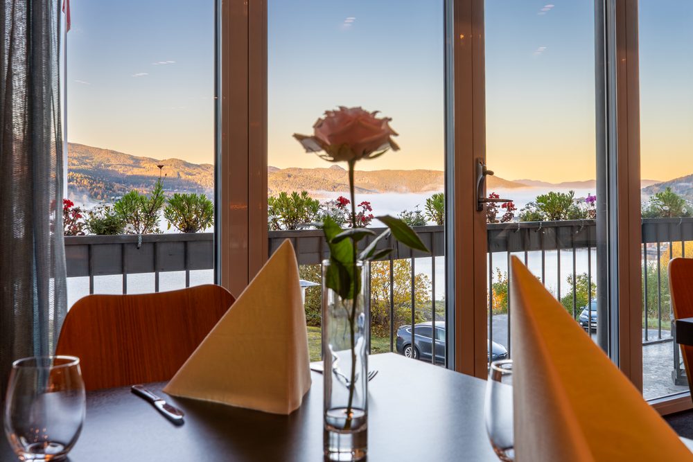 Utsikten fra bordet, Brattrein Hotel