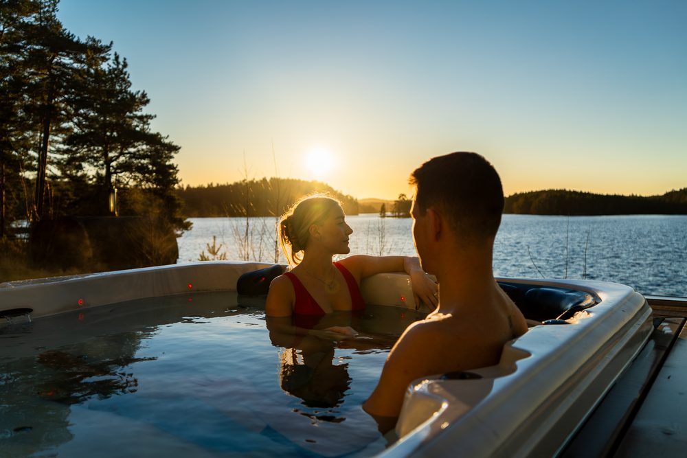Boblebadet i solnedgang, Rømskog Spa & Resort