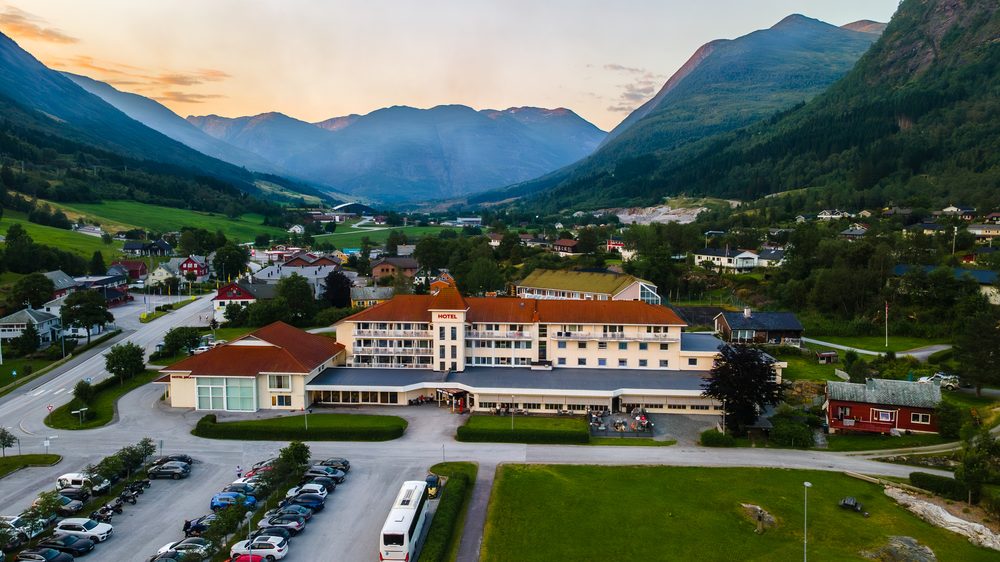 Hotellet i skumring, Grand Hotel Skei